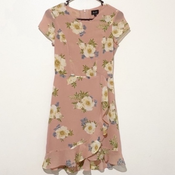 Bardot Dresses & Skirts - Bardot mauve floral cap sleeve back cutout dress